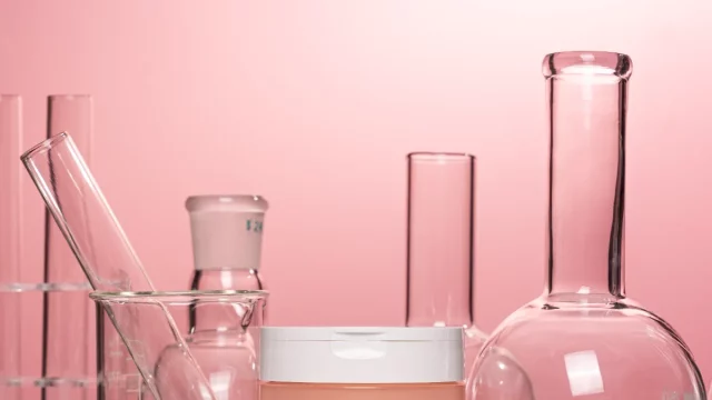 Ilustrasi peralatan laboratorium untuk riset kosmetik.