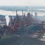 Kapal kargo bersandar di kawasan industri baja yang terdampak sengketa tarif Amerika Serikat dan Kanada.