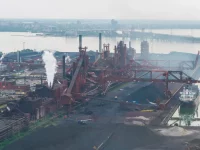 Kapal kargo bersandar di kawasan industri baja yang terdampak sengketa tarif Amerika Serikat dan Kanada.