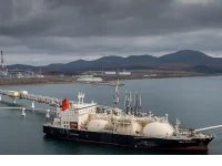 Kapal tanker LNG Sun Arrows memuat gas alam cair dari proyek Sakhalin-2 di pelabuhan Prigorodnoye, Rusia