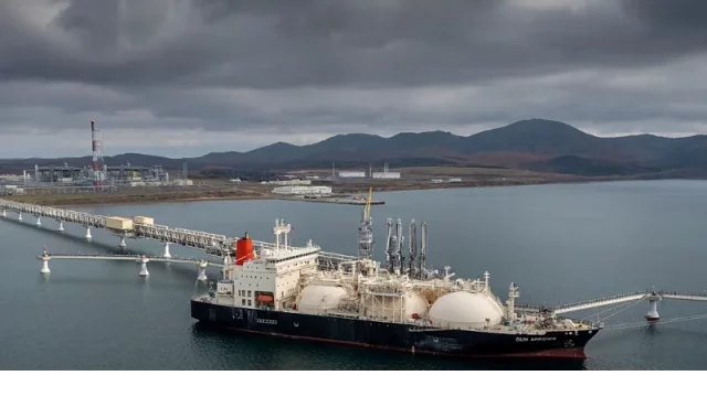 Kapal tanker LNG Sun Arrows memuat gas alam cair dari proyek Sakhalin-2 di pelabuhan Prigorodnoye, Rusia