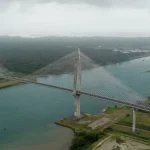 Kapal melintasi Terusan Panama di dekat Colon