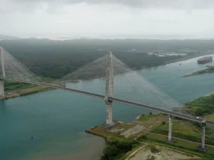 Kapal melintasi Terusan Panama di dekat Colon