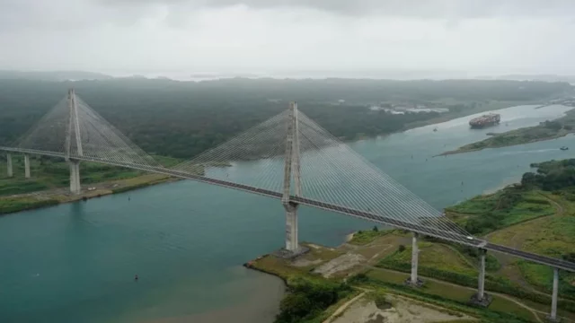 Kapal melintasi Terusan Panama di dekat Colon