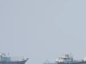 Kapal-kapal komersial terlihat di dekat Selat Hormuz dari Musandam, Oman