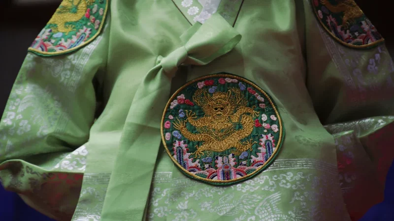 Detail kain hanbok hijau dengan bordir lingkaran bermotif naga.