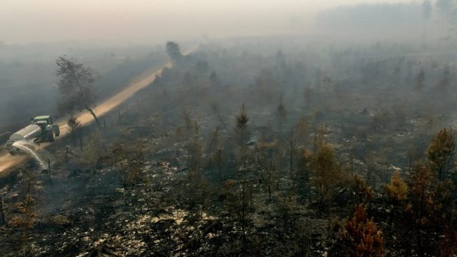 Petugas memadamkan kebakaran di cagar alam High Fens, Provinsi Liege, Belgia. Editor wajib menyesuaikan keterangan denga