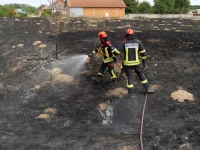 Petugas pemadam kebakaran Rumania menangani tanah membara seusai kebakaran di cagar alam Deliblato Sands, Serbia.