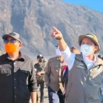 Petugas menangani kebakaran di kawasan Taman Nasional Bromo Tengger Semeru