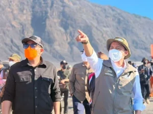 Petugas menangani kebakaran di kawasan Taman Nasional Bromo Tengger Semeru