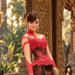 Marcella Simon mengenakan kebaya lawas rancangan desainer Tee.