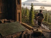 Ilustrasi kebun lada dengan sulur merambat pada tiang kayu di dataran tinggi berkabut, dua warga memikul keranjang rotan berisi lada kering di samping rumah kayu berukir