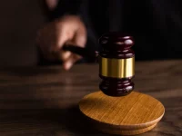 Ilustrasi palu sidang sebagai simbol proses hukum kasus TPPU