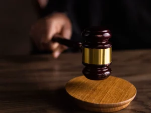 Ilustrasi palu sidang sebagai simbol proses hukum kasus TPPU