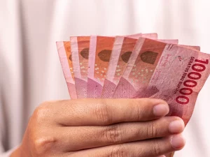 Ilustrasi uang tunai rupiah terkait penyetoran uang rampasan kasus TPPU judi online