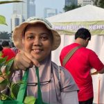 Pembagian bibit gratis Kementerian Kehutanan kepada warga di Jalan Sudirman, Jakarta.