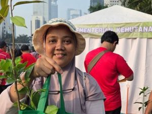 Pembagian bibit gratis Kementerian Kehutanan kepada warga di Jalan Sudirman, Jakarta.