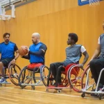 Ilustrasi atlet bola basket kursi roda saat berlatih