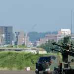 Kendaraan militer dengan latar gedung-gedung kota di Taiwan