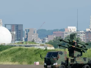 Kendaraan militer dengan latar gedung-gedung kota di Taiwan