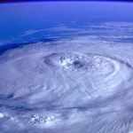Pusaran hurikan dengan mata badai terlihat jelas dari orbit di atas lautan