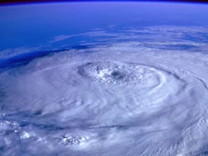 Pusaran hurikan dengan mata badai terlihat jelas dari orbit di atas lautan