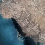 Citra satelit kota pesisir Jazan dengan gumpalan asap hitam membubung dari kawasan kilang minyak di tepi Laut Merah