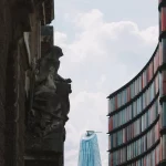 Gedung-gedung perkantoran modern di jalanan kota London