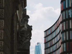 Gedung-gedung perkantoran modern di jalanan kota London