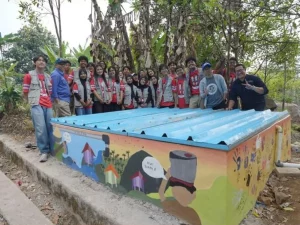 Mahasiswa KKN Institut Teknologi Bandung berdiri di dekat reservoir air bersih yang dibangun di Desa Talagasari.