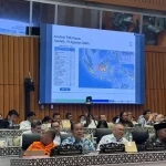 Kepala BMKG memaparkan data dalam rapat dengar pendapat bersama Komisi V DPR RI.