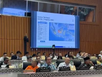 Kepala BMKG memaparkan data dalam rapat dengar pendapat bersama Komisi V DPR RI.