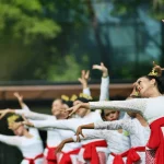Penari mengenakan busana tradisional Indonesia dalam sebuah pertunjukan