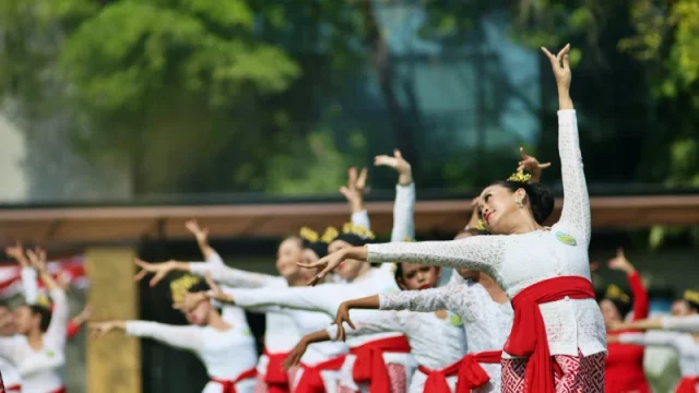 Penari mengenakan busana tradisional Indonesia dalam sebuah pertunjukan