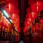 Deretan lampion merah tergantung di bangunan kelenteng