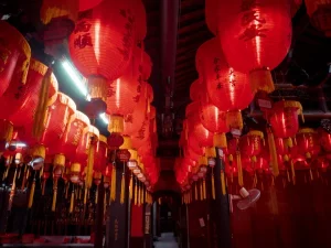 Deretan lampion merah tergantung di bangunan kelenteng