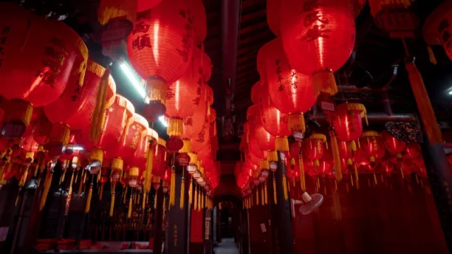 Deretan lampion merah tergantung di bangunan kelenteng