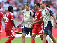 Jamal Musiala dipapah keluar lapangan oleh tim medis Bayern Munich.