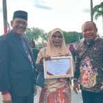 Penyerahan piagam penghargaan koperasi kepada perwakilan KDMP Desa Balai Kuraitaji Pariaman