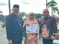 Penyerahan piagam penghargaan koperasi kepada perwakilan KDMP Desa Balai Kuraitaji Pariaman