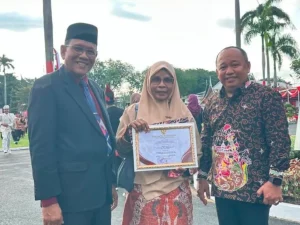 Penyerahan piagam penghargaan koperasi kepada perwakilan KDMP Desa Balai Kuraitaji Pariaman