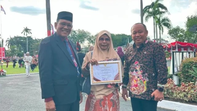 Penyerahan piagam penghargaan koperasi kepada perwakilan KDMP Desa Balai Kuraitaji Pariaman