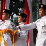 Ilustrasi barisan berseragam putih dalam prosesi upacara.