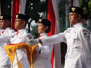 Ilustrasi barisan berseragam putih dalam prosesi upacara.