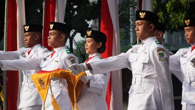 Ilustrasi barisan berseragam putih dalam prosesi upacara.