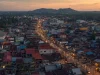 Pemandangan udara sebuah kota di Sumatra pada waktu senja.