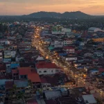 Pemandangan udara sebuah kota di Sumatra pada waktu senja.