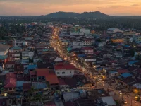 Pemandangan udara sebuah kota di Sumatra pada waktu senja.