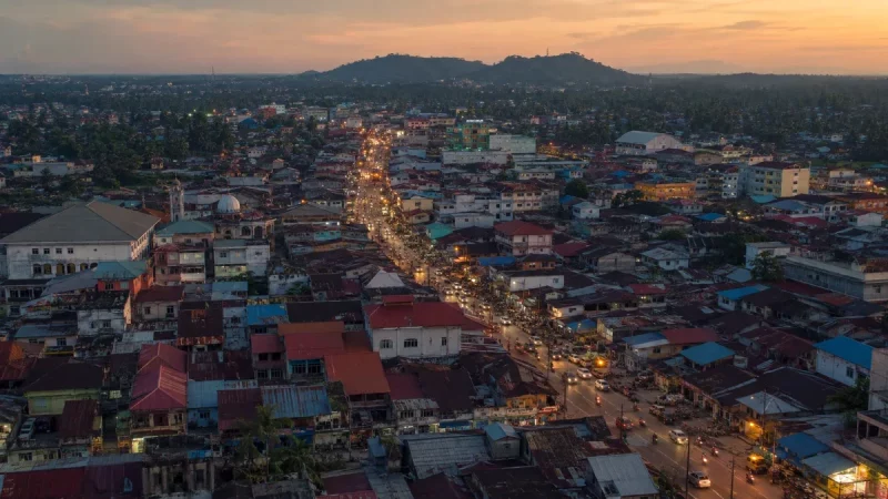 Pemandangan udara sebuah kota di Sumatra pada waktu senja.