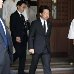 Rombongan berjalan memasuki kompleks Kuil Yasukuni di Tokyo
